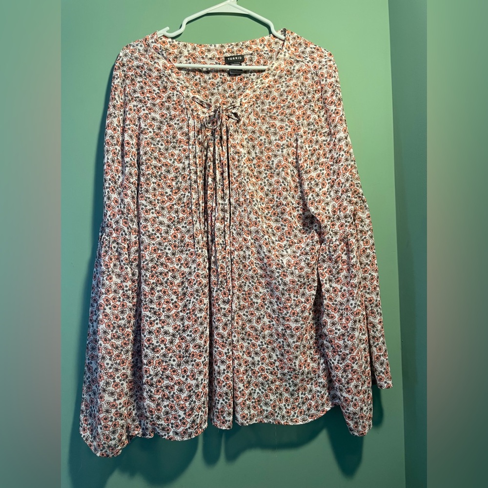 - - - Torrid, very cute ladies light weight, long sleeve blouse size 2X